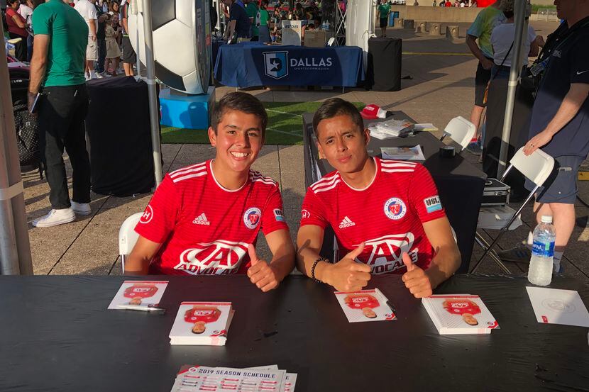 David Rodríguez (izq.) y su hermano Arturo forjan su camino en el futbol organizado gracias...