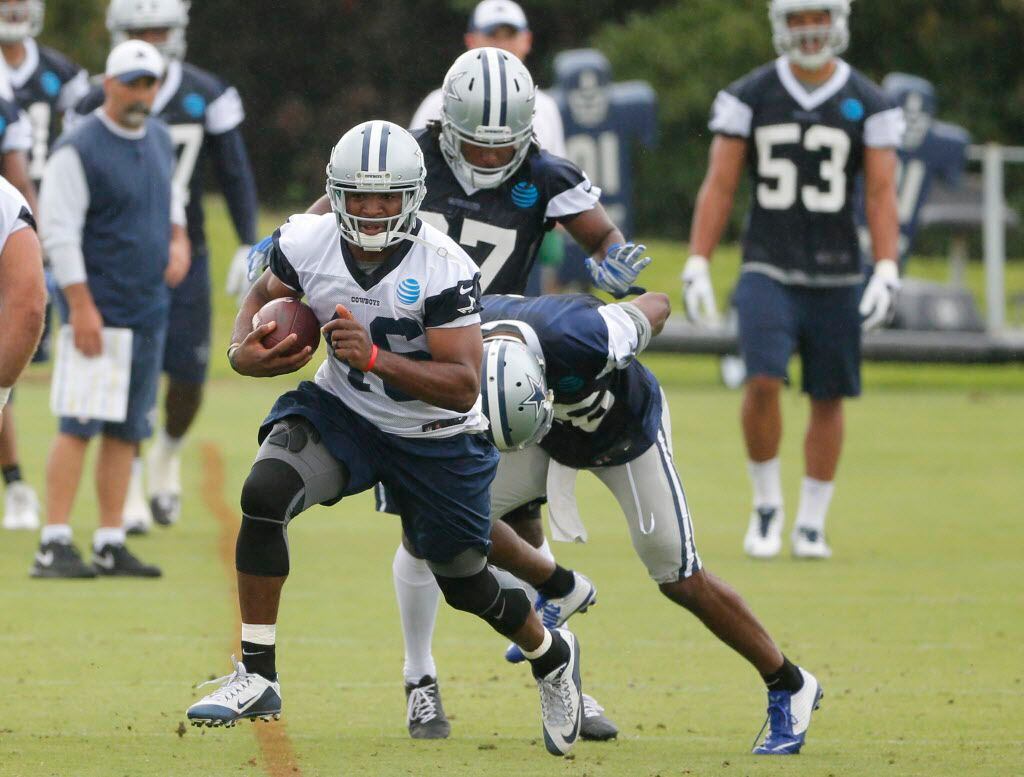 Dallas Cowboys running back Alfred Morris (46) runs the ball as the team works out during an...