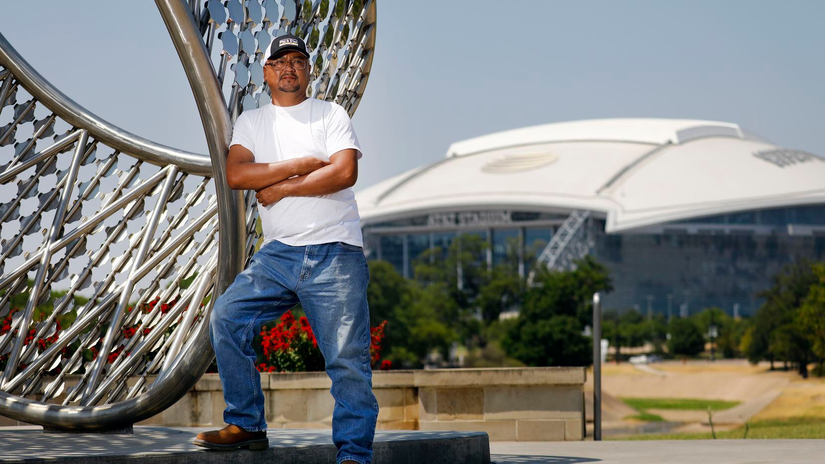 Luis Noriega de Jomex Concrete ayudó a construir el AT&T Stadium (al fondo) como obrero...