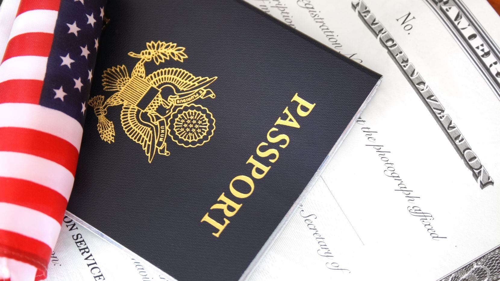 Un certificado de naturalización y un pasaporte de Estados Unidos.