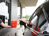 McDonald's  está experimentando con un nuevo sistema  drive-thru en uno de sus restaurantes...