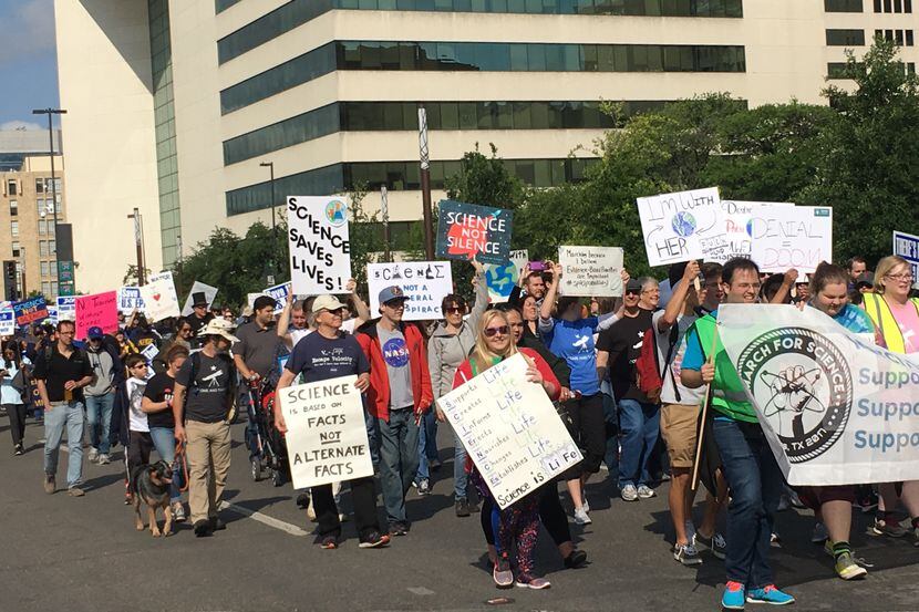 Manifestantes de la Marcha por la Ciencia en Dallas (KARINA RAMÍREZ/AL DÍA)
