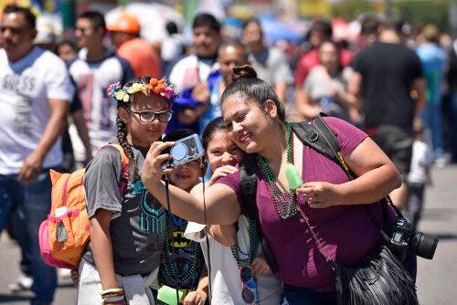 Sheila Méndez, de 30 años, se toma un selfie con su familia durante el Desfile del Cinco de...