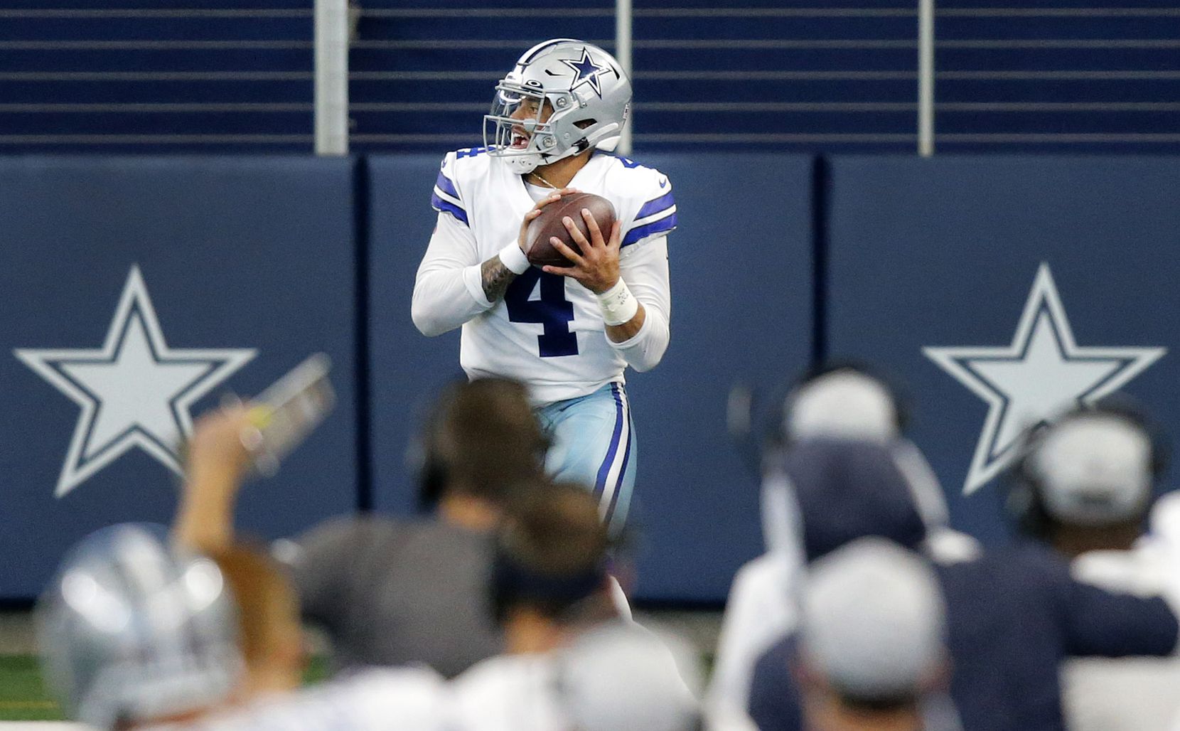 Dallas Cowboys quarterback Dak Prescott (4) catches a touchdown pass against the New York Giants during the second quarter at AT&T Stadium Stadium in Arlington, Texas, Sunday, October 11, 2020. (Tom Fox/The Dallas Morning News)