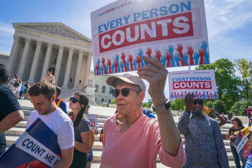 Personas se manifiestan afuera del edificio de la Corte Suprema en Washington, pidiendo que...