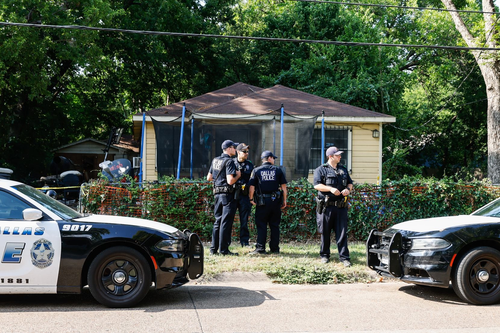 Policías de Dallas afuera de una casa sobre la cuadra 2800 de Silkwood Street en South...