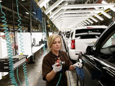 Workers at the General Motors plant in Arlington get profit-sharing bonuses of almost $12,000, the third year that the awards top five figures.