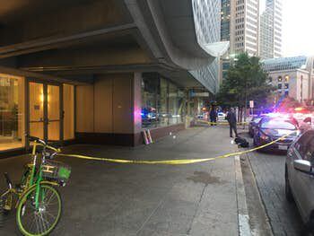 Un hombre murió apuñalado la tarde del martes en el centro de Dallas. HANNAH WISE/DMN

