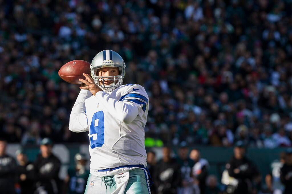 Dallas Cowboys quarterback Tony Romo (9) throws a 3-yard touchdown pass to wide receiver...