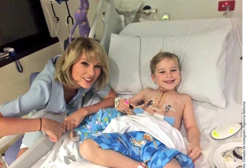 La cantante Taylor Swift  pasó tiempo con los pacientes en el hospital Lady Cilento, en...
