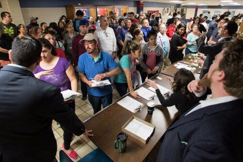 Abogados responden a preguntas de inmigrantes en un foro realizado en marzo en Garland.
