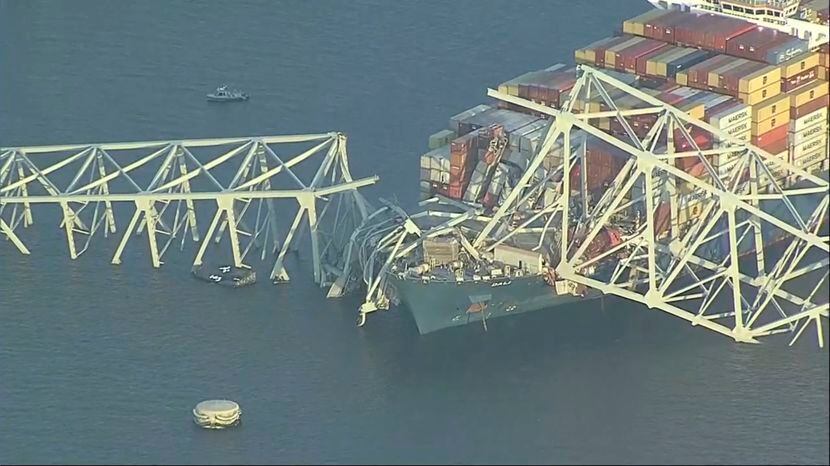 Qué pasó en Baltimore: un puente se cayó tras ser impactado por un barco