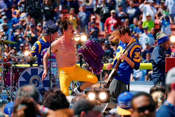 Red Hot Chili Peppers participaron en una celebración de la NFL, el domingo en el estadio LA...