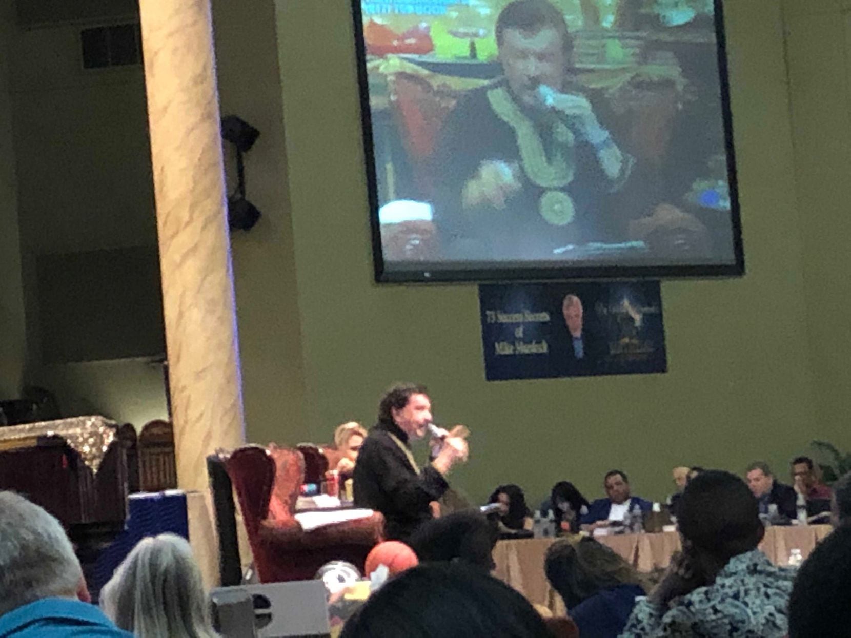 Mike Murdock predica frente a varios cientos de personas y cuatro cámaras de televisión en su complejo de Haltom City. Publica sus sermones sobre el dinero en la web y también los presenta en estaciones de televisión religiosas en todo Estados Unidos.