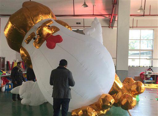 Un enorme gallo inflable cuyo diseño se parece, dicen algunos en China, al presidente electo...