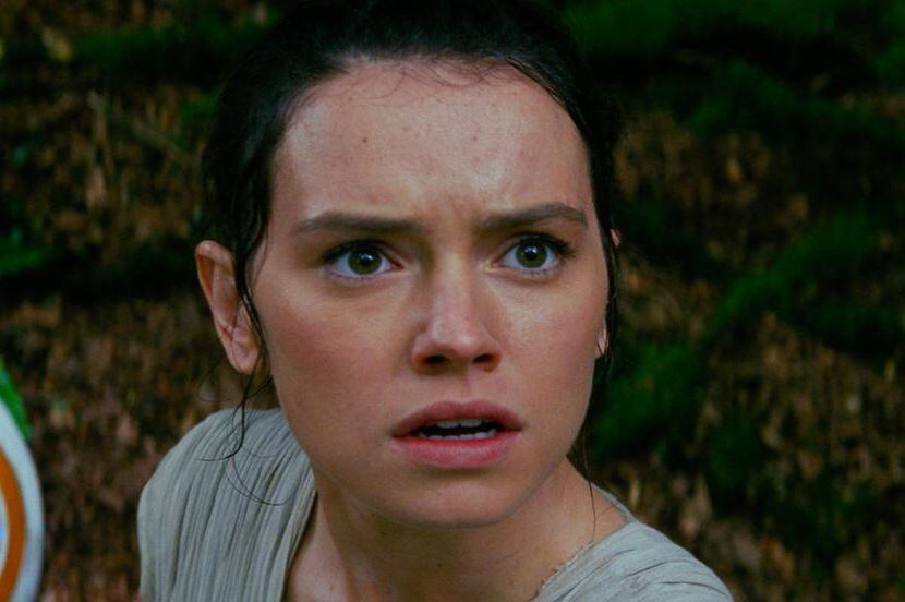 Daisy Ridley junto al robot BB8 en “Star Wars: The Force Awakens”.(LUCASFILM)
