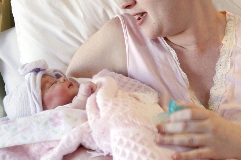 Una mujer sostiene a su bebé recién nacido en un hospital en Corpus Christi.(AP)
