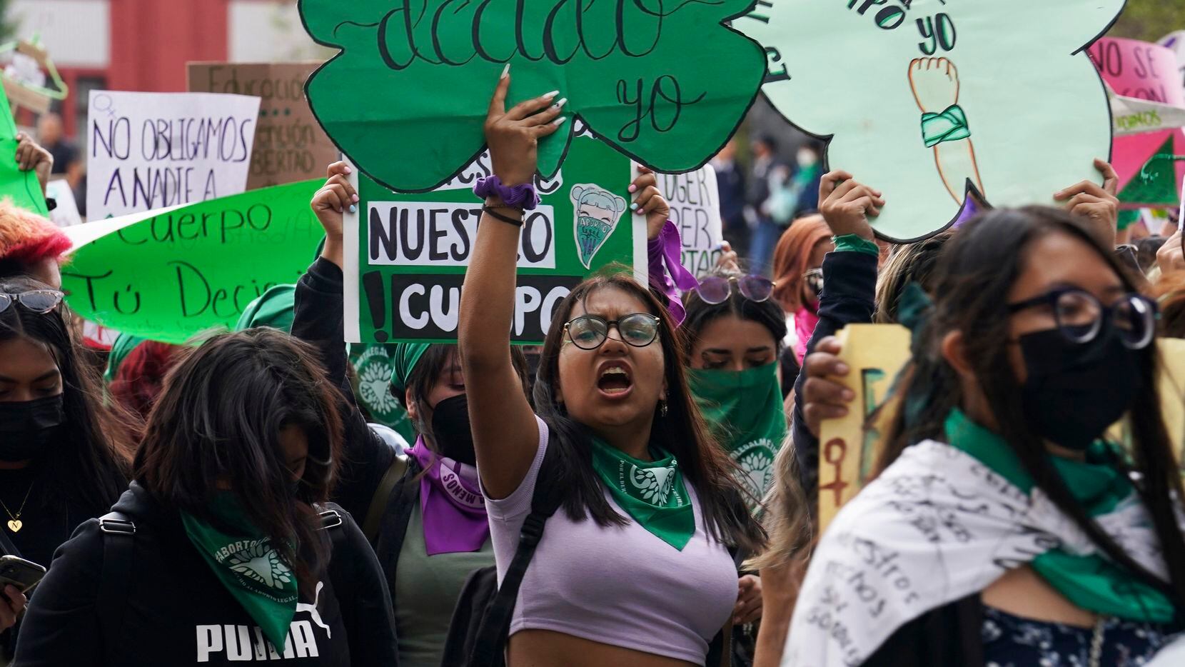 ARCHIVO - Una mujer sostiene un cartel en defensa del aborto mientras participa en una...