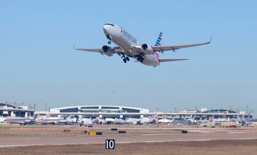 Una avión de American Airlines toma el vuelo en el Aeropuerto Internacional DFW