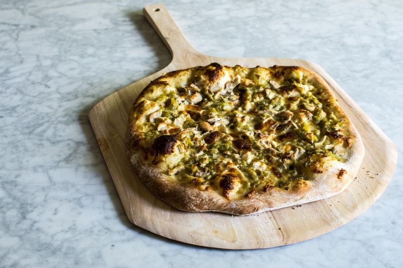 Pizza de pollo con chiles verde Hatch. (DMN/REBECCA WHITE)
