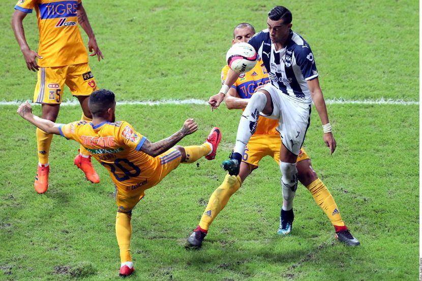 Rogelio Funes Mori (der.) y los Rayados enfrentan a Tigres por primera vez en una final del...