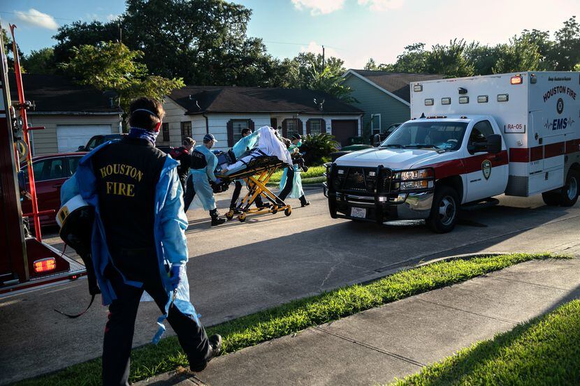 Una cuadrilla de servicio de emergencias médicas de Houston transportan a un hombre con...