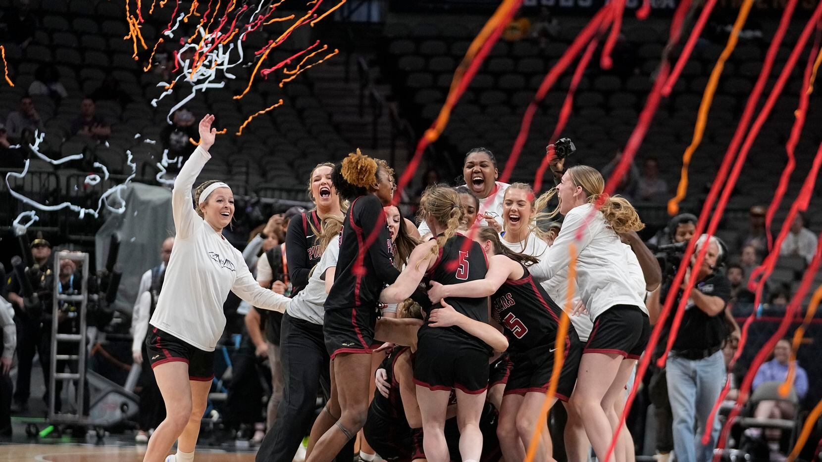 Transylvania players celebrate after winning the NCAA Women's Division 3 championship...