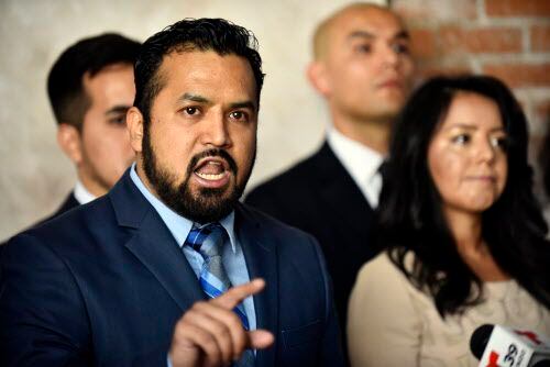 Ramiro Luna (izq.) interviene durante la rueda de prensa  en la que varios líderes latinos...