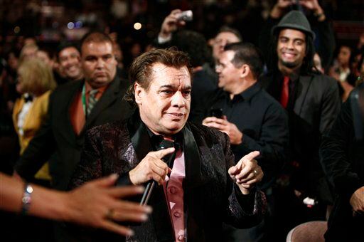 En esta foto del 5 de noviembre del 2009, el cantautor mexicano Juan Gabriel canta en la 10a...