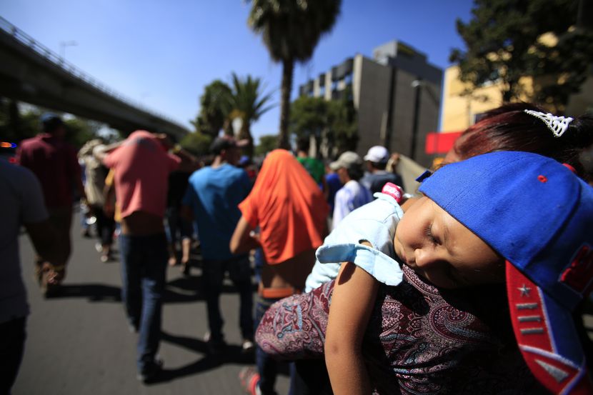 Una nina Hondureña duerme en loa brazos de su madre inmigrante en la Ciudad de México. AP
