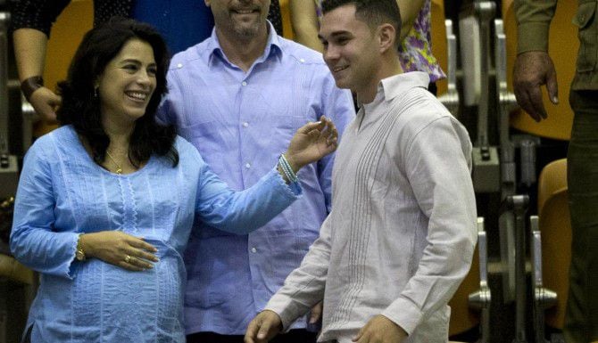 Elián González, ahora de 21 años, durante una ceremonia en la Asamblea Nacional de Cuba....
