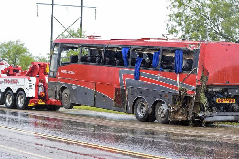 El autobús de OGA Charters después de la volcadura en la que murieron ocho personas.
