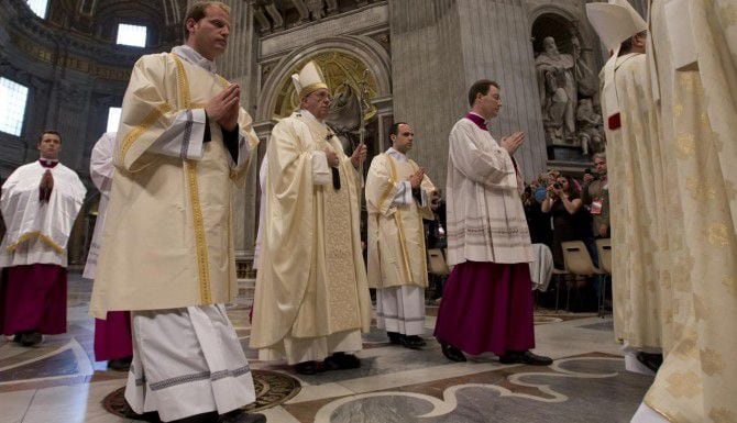 El papa Francisco anges de celebrar misa en la Basílica de San Pedro. (AP/ALESSANDRA...