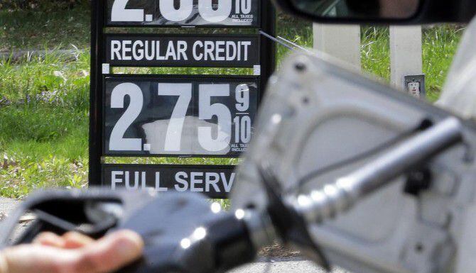 Los precios de la gasolina han permitido a los estadounidenses ahorrar dinero. (AP/ELISE...