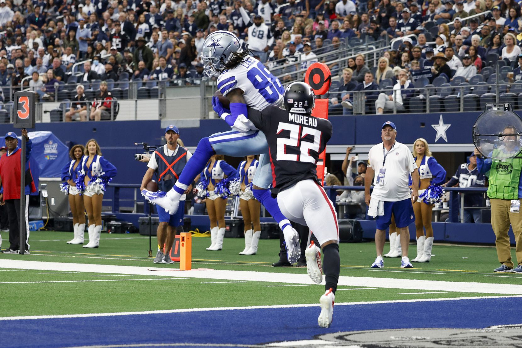 Cowboys' CeeDee Lamb stays up, sprints to end zone on ridiculous touchdown