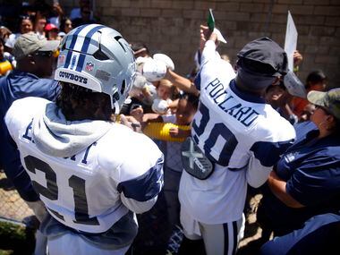 Dallas Cowboys running backs Ezekiel Elliott (21) and Tony Pollard (20) sign autographs for...
