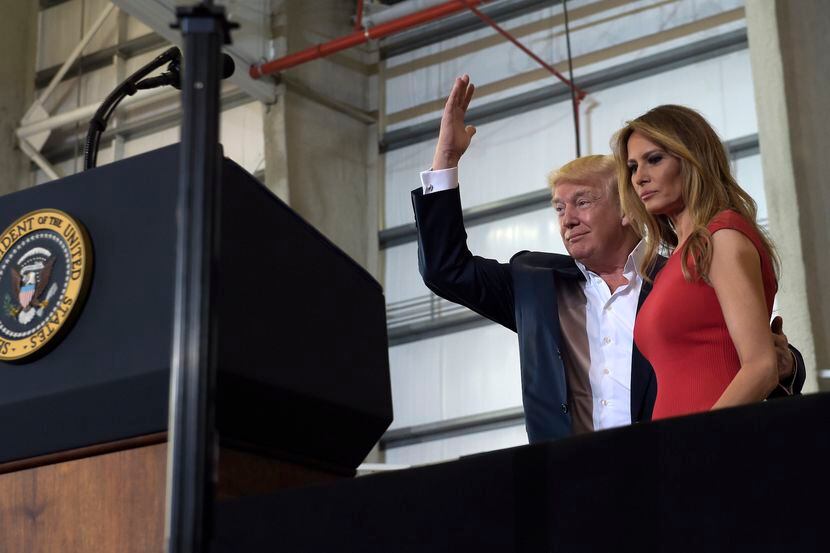 El presidente Donald Trump y su esposa Melania encabezaron un evento con sus simpatizantes...