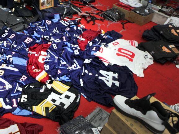 Mercancía falsa de la NFL ha sido confiscada por las autoridades federales que brindan...