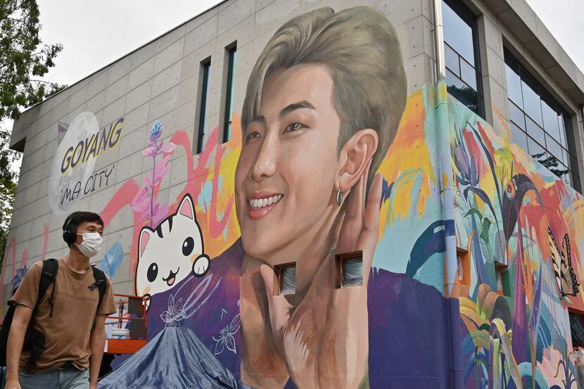 Un mural en Seúl muestra al rapero "RM" del grupo de K-pop BTS, el 1 de septiembre de 2021.