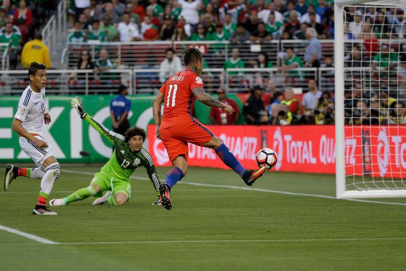 Eduardo Vargas de Chile anota su segundo gol en el partido ante Chile. 
