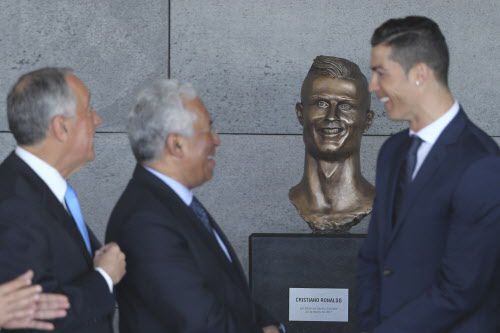 El presidente de Portugal Marcelo Rebelo de Sousa (izq.) junto a Cristiano Ronaldo durante...