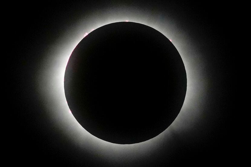 La luna cubre al sol en su totalidad visto el eclipse en Mazatlán, México, el lunes 8 de...