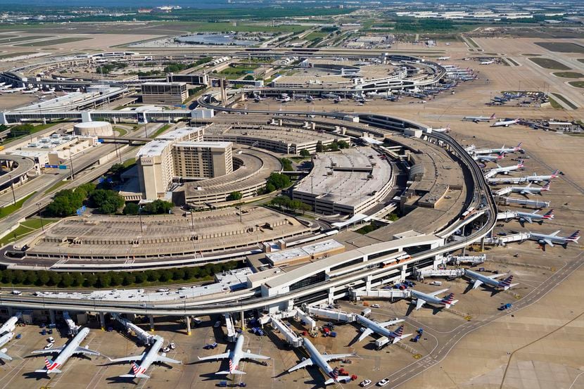 Vista aérea de la Terminal C (abajo) en el Aeropuerto Internacional de Dallas Fort Worth...