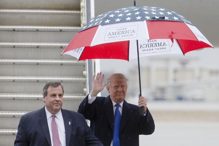 El gobernador de Nueva Jersey Chris Christie junto a Donald Trump. Christie ha sido...