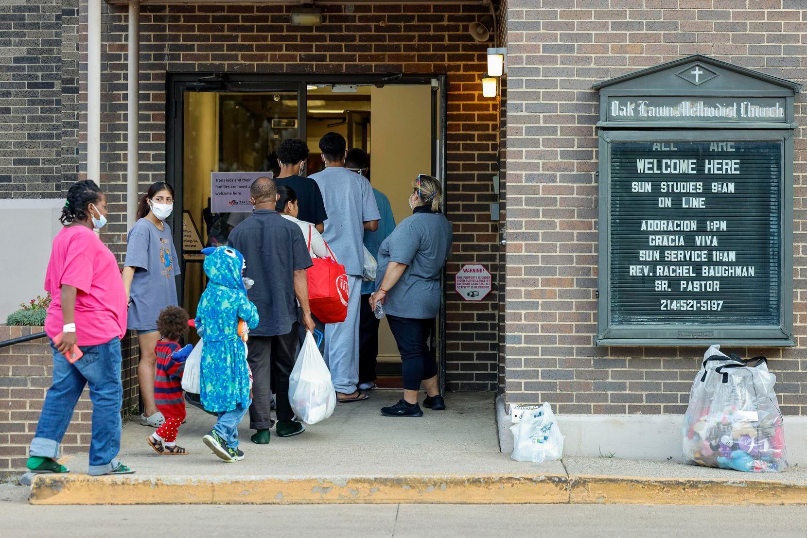 Migrantes llegando a la iglesia Oak Lawn United Methodist Church de Dallas, el miércoles 22...