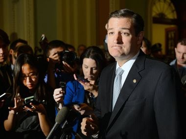 Le sénateur Ted Cruz (R-TX) fait une pause alors qu'il s'adresse aux médias après que les dirigeants du Sénat ont annoncé un accord pour mettre fin à la fermeture du gouvernement, lors d'une conférence de presse au Capitole des États-Unis à Washington, le mercredi 16 octobre 2013.