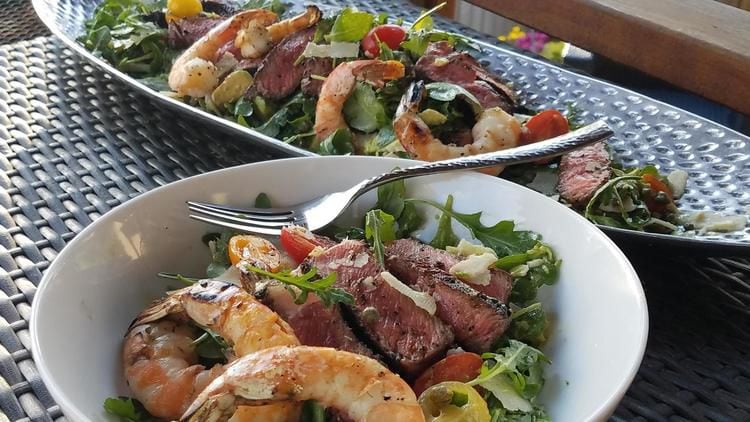 Ensalada surf and turf con carne asada y camarones.
