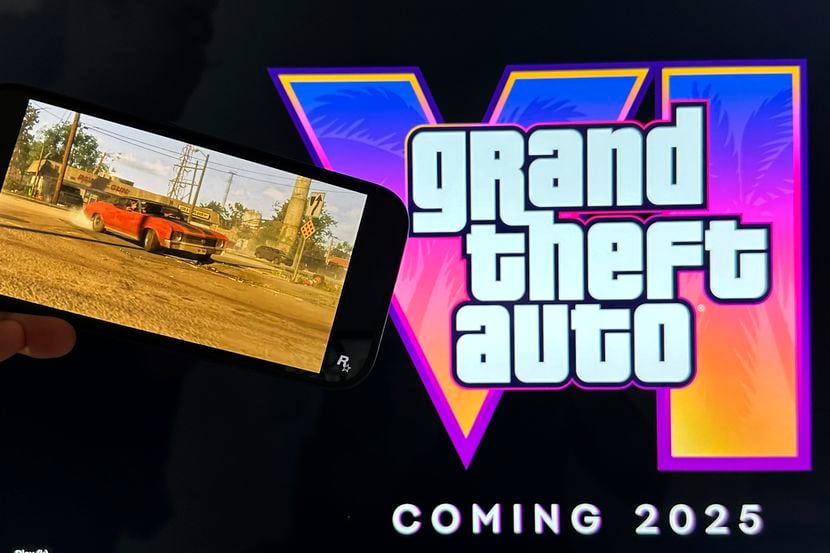 Escenas del tráiler de Grand Theft Auto VI mostrados en un teléfono y un monitor en Nueva...