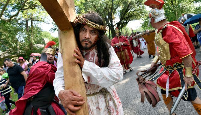 José Cruz Rodríguez representó a Jesucristo durante el Viacrucis de la parroquia St. Bernard...