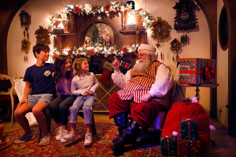 Santa hablando con niños en Santaland, dentro de Galleria Dallas, el 15 de noviembre de 2022.